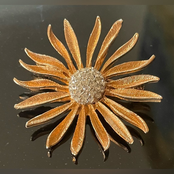 3 for $30 Vintage Floral Design Gold Tone Brooch Pin with Sparkling Crystals - Picture 2 of 7